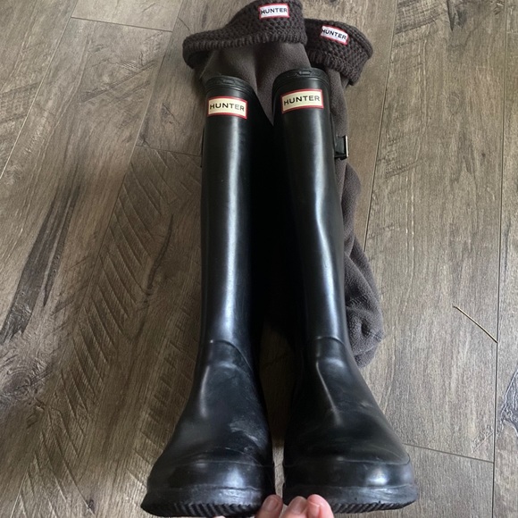 Hunter Original Tall Rain boots Black 10 With Boot Socks like new - Picture 2 of 5